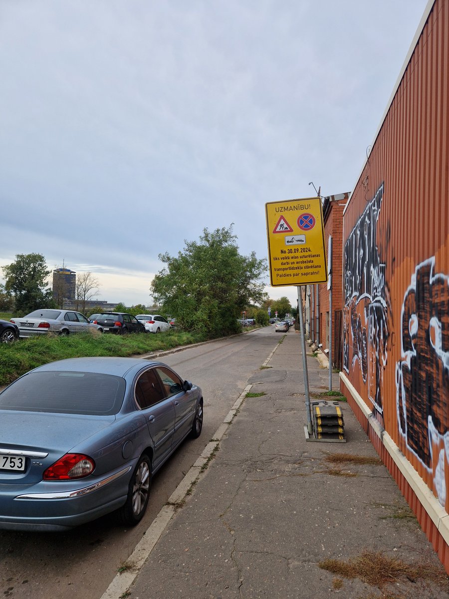 VEFinsh's tweet photo. @RigasPP lūdzu skaidrojumu par situāciju Mazajā Krasta ielā. Ja iebraucu no Speķa ielas (zilā bulta), tad man apstāšanos aizliedz pagaidu zīme. Ja iebraucu no Lāčplēša ielas pārvada (melnā bulta), tad šādas zīmes nav. Sanāk, ka no vienas puses apstāties drīkst, no otras nē? https://t.co/xl2F976mmL