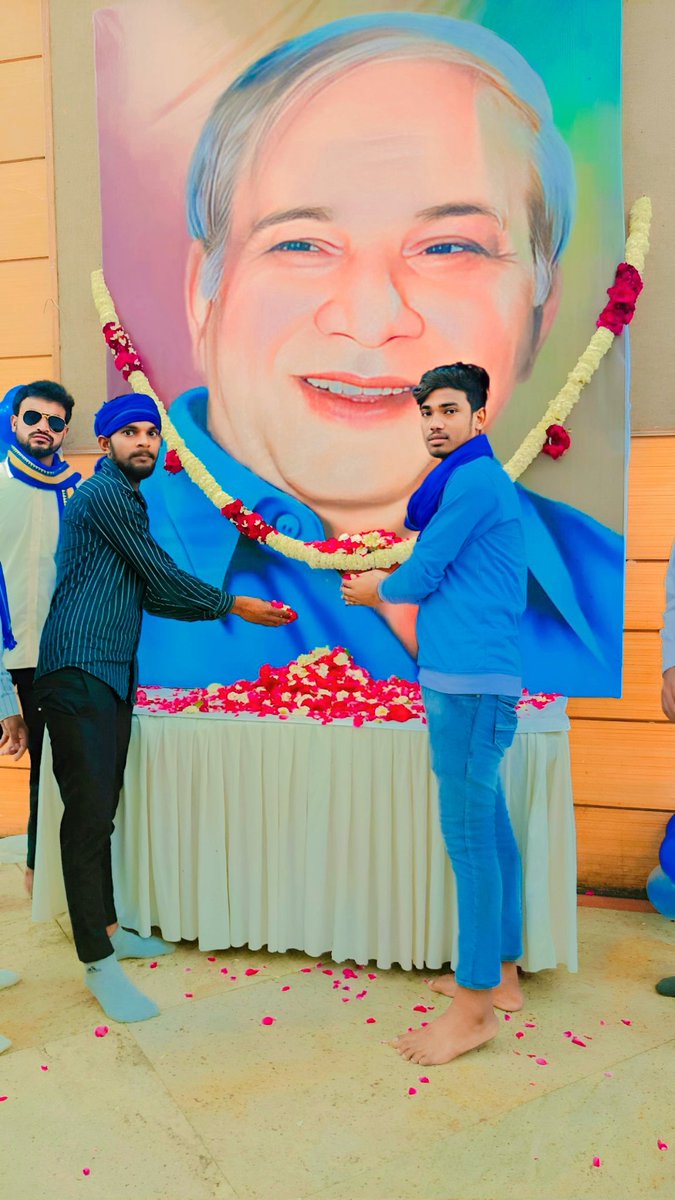 amankumar65671's tweet photo. दलित, शोषित-पीड़ित एवं उपेक्षित समाज के लिए जनांदोलन बनकर उनके न्याय, हक, अधिकार का संकल्प साकार करने वालें बहुजन नायक मान्यवर कांशीराम साहब जी की पुण्यतिथि पर उन्हें कोटि-कोटि नमन।

आपके बिना बहुजनों की राजनीति अधूरी हैं। साहब जी।। https://t.co/PFoJwi7lBN