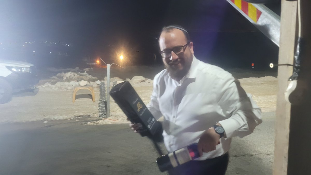 הרב עזרא פרידמן רב ה-OU בישראל פינק חיילים ביו"ש בבקבוקי יין לחג!