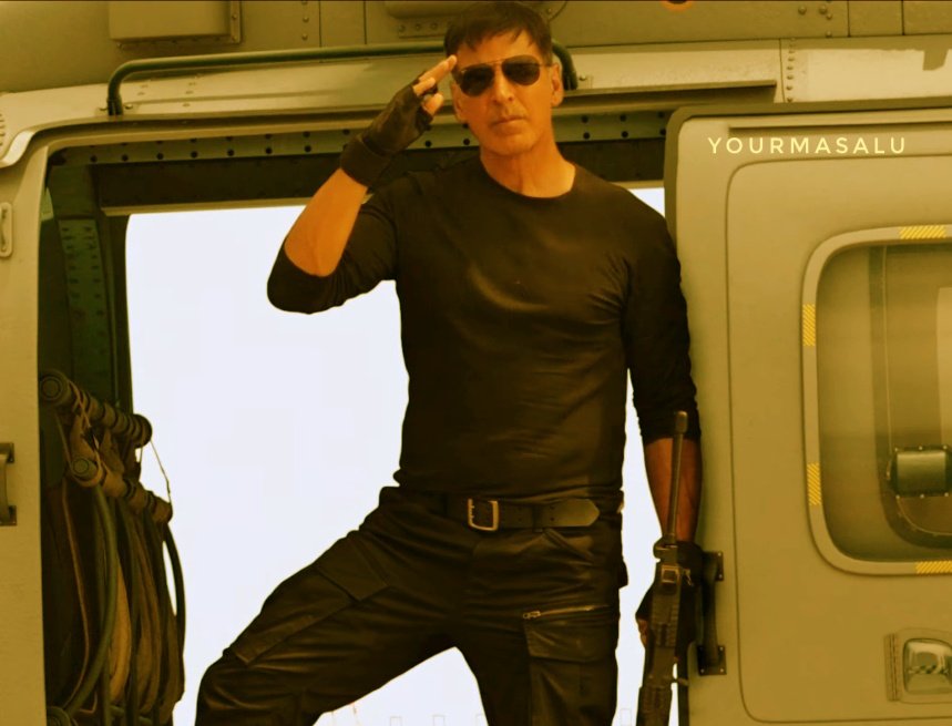 Tirlovesha's tweet photo. #AkshayKumar has already taken total Limelight in #SinghamAgain Trailer so chalega toh Akki k liye aur ek solo poster nhi diya Rohit ne toh credit kalwe ka bhul hi jao.
Angaar. Majdur https://t.co/9rYVbbiMos