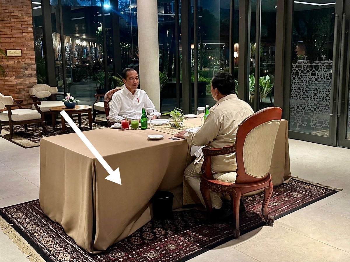 Ada yg bilang jurnalis bocor alus sembunyi di bawah meja ini sehingga podcastnya nanti ngeklaim pertemuan tsb bukanlah diskusi tapi perdebatan sengit bahkan jotos2an 😂