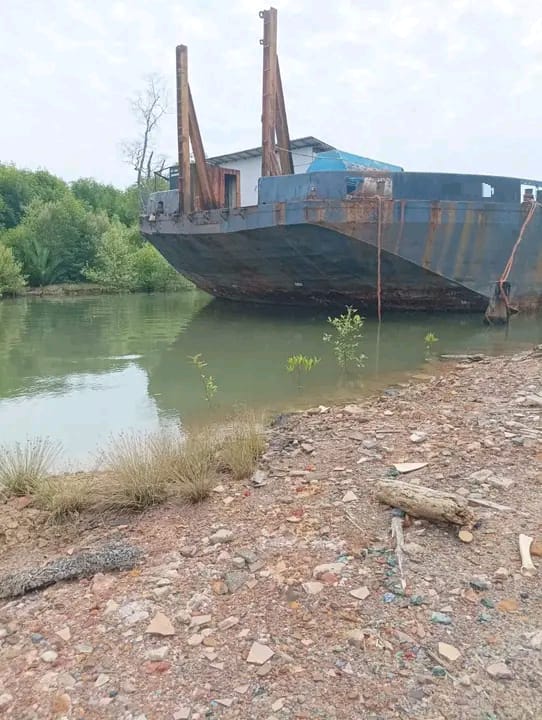 ini tongkang 230 ft tahun 2008...klo ada yg minat japri wae...081249225066