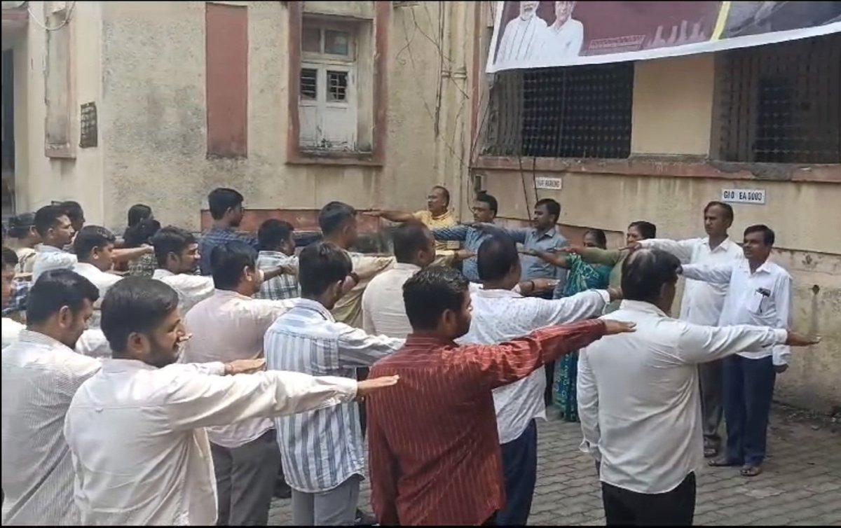 વિકાસ સપ્તાહ : 7થી 15 ઑક્ટોબર.
વિકસિત ભારતનો સંકલ્પ સિદ્ધ કરવા તાલુકા પંચાયત ભાવનગર ગ્રામ્ય કચેરી ખાતે અધિકારીશ્રી, કર્મચારીશ્રીઓ “ભારત વિકાસ પ્રતિજ્ઞા” લઈ સંકલ્પબદ્ધ થયા. 
<a href="/CMOGuj/">CMO Gujarat</a> <a href="/Collectorbhav/">Collector & District Magistrate Bhavnagar</a> <a href="/BhavnagarDdo/">DDOBhavnagar</a> <a href="/GujPRHDept/">Panchayat, Rural Housing & Rural Dev. Department</a> 
#VikasSaptah #23yearsOfGrowth