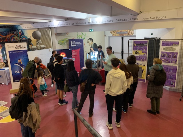 💫 La première #EchappéeInattendue du <a href="/CNRS/">CNRS 🌍</a> à #Poitiers a embarqué une centaine de spectateurs curieux, à @emfpoitiers !
Germain Rousseaux et Alexis Bossard, physiciens à l'<a href="/InstitutPprime/">Institut Pprime</a> ont réalisé sous leurs yeux des démo simulant des trous noirs avec de l'eau  💦
#FDS2024