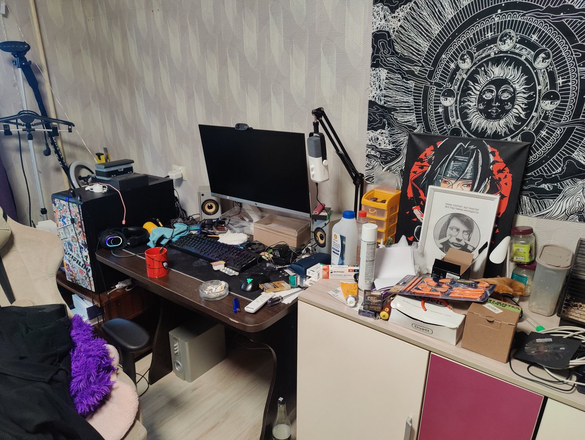 Ph03n10's tweet photo. Да даже банальное наведение порядка на столе меня дико радует, хотя я не мог сделать это МЕСЯЦАМИ🥲 https://t.co/9y7RiIoPHV