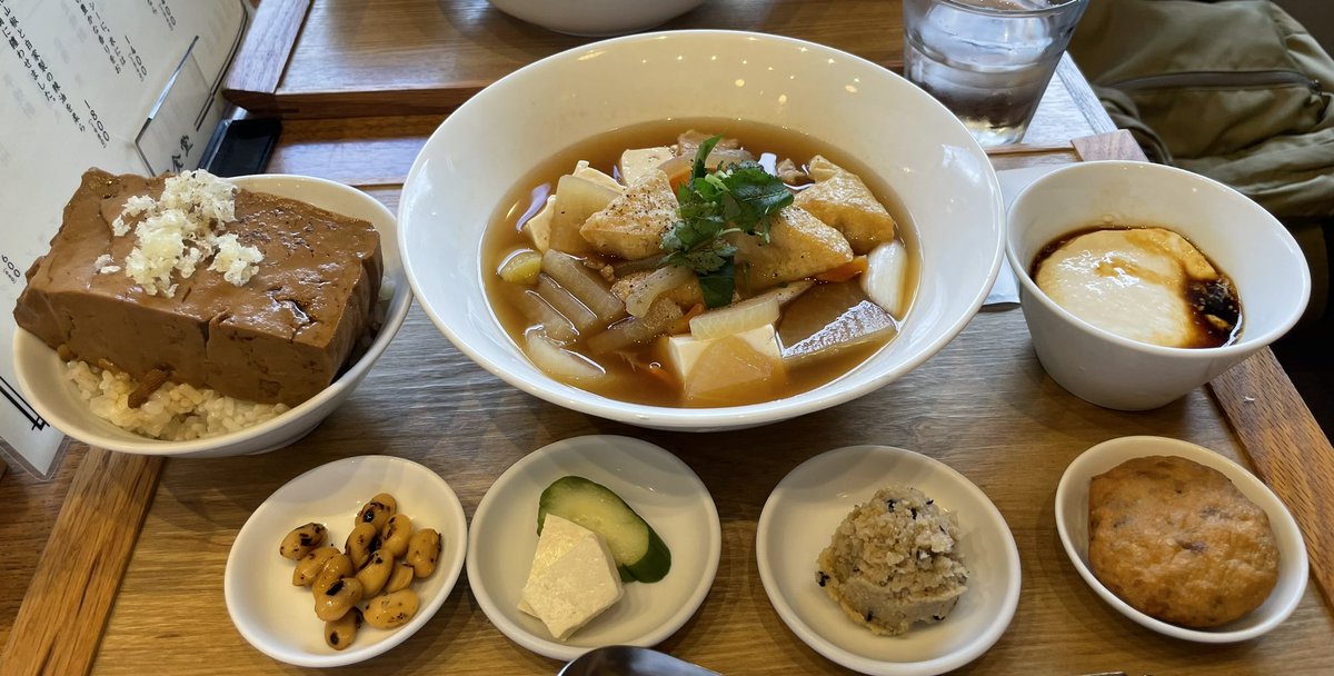 ikeikeJAPANESE's tweet photo. 豆腐御膳いただきました！😊
すべて大豆・豆腐料理！
ご飯の上の豆腐は圧巻！😃 https://t.co/h6CdiIxm0F