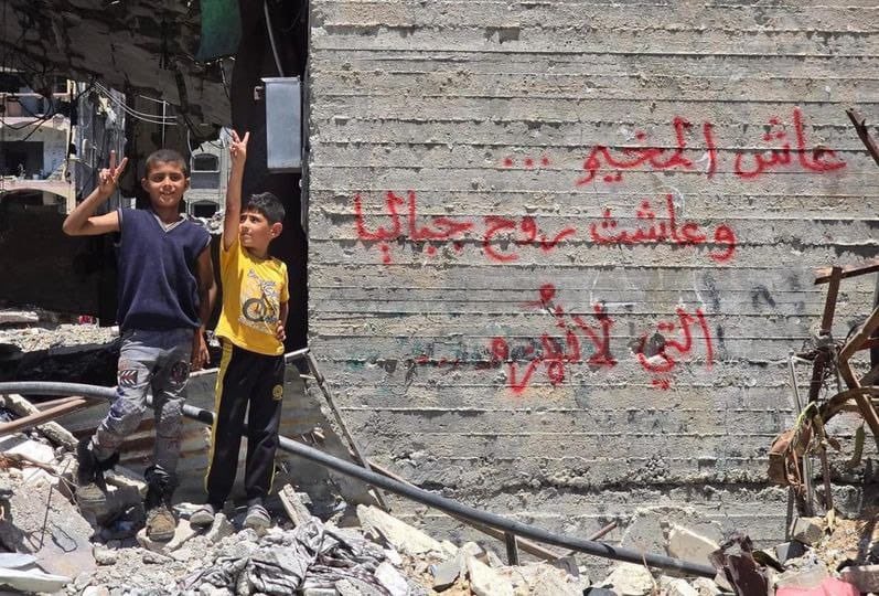 ala_salam22's tweet photo. عاش المخيم 
وصباح الخير يا عالم يا قذر

"جدارية أحد جدران المنازل المهدَّمة في مخيم جباليا #شمال_غزة " https://t.co/yFVkKOMIfG