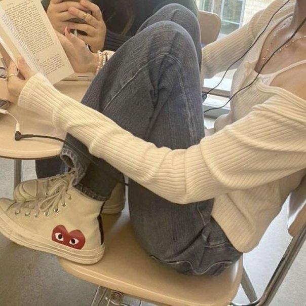 alaiadolls's tweet photo. looking tiny in casual unposed pictures is the goal https://t.co/NvPygoUTwU