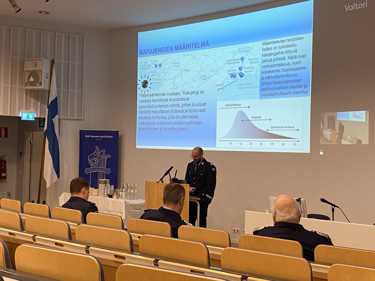 Poliisin turvallisuusseminaarissa kuultiin mm. kaupunkien turvallisuustilanteesta ja ajankohtaisista haasteista, katujengeistä, lasten ja nuorten rikollisuudesta sekä hybridivaikuttamisesta. ⁦<a href="/Tamperekaupunki/">Tampereen kaupunki</a>⁩ ⁦<a href="/SiSuPoliisi/">Sisä-SuomenPoliisilaitos</a>⁩ ⁦<a href="/MasalinMikko/">Mikko Masalin</a>⁩ ⁦<a href="/JouniPerttula/">Jouni Perttula</a>