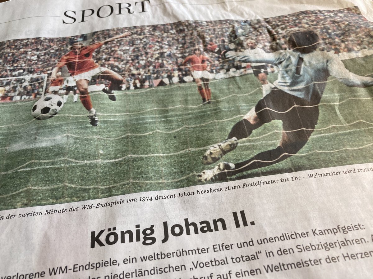 Norbert Kraas (@reklamekasper) on Twitter photo Ja, der Strafstoßkönig Johan #Neeskens mit dem Hammerschuss war auch Teil unseres Kindheitsparadies am Fuß der Alb.
Sehr schöner Nachruf vom großen <a href="/Gertz68/">Holger Gertz</a> 👇
sueddeutsche.de/sport/johan-ne… Ja, der Strafstoßkönig Johan #Neeskens mit dem Hammerschuss war auch Teil unseres Kindheitsparadies am Fuß der Alb.
Sehr schöner Nachruf vom großen <a href="/Gertz68/">Holger Gertz</a> 👇
sueddeutsche.de/sport/johan-ne…