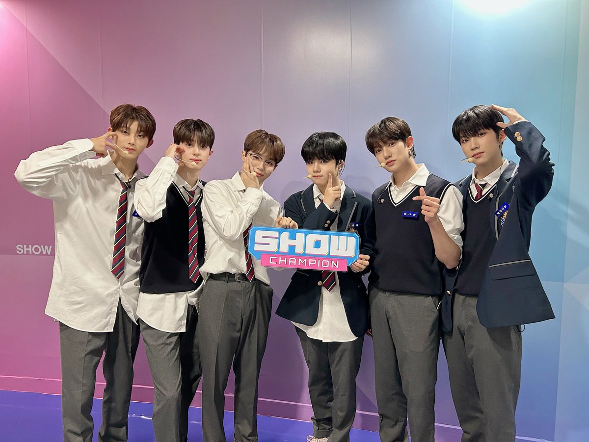 showchampion1's tweet photo. 자‼️ 지금���터 위즈들에게 투표 받겠습니다📣
#더윈드 멋지다 vs 귀엽다

#쇼챔피언 은.. ‘첫사랑이다’ 입니다(진지)

#반가워나의첫사랑 윈드야🍃🩵
첫사랑 기억 조작 당해서 자꾸 윈드만 바라보게 되는데••
위즈들•• 이거 사랑이 맞는 것 같아 ••
아무래도 #친구사인아닌것같아 ꒰ ྀིᐡ𓂂ɞ̴̶̷ ₃ ɞ̴̶̷𓂂ᐡ꒱❤️