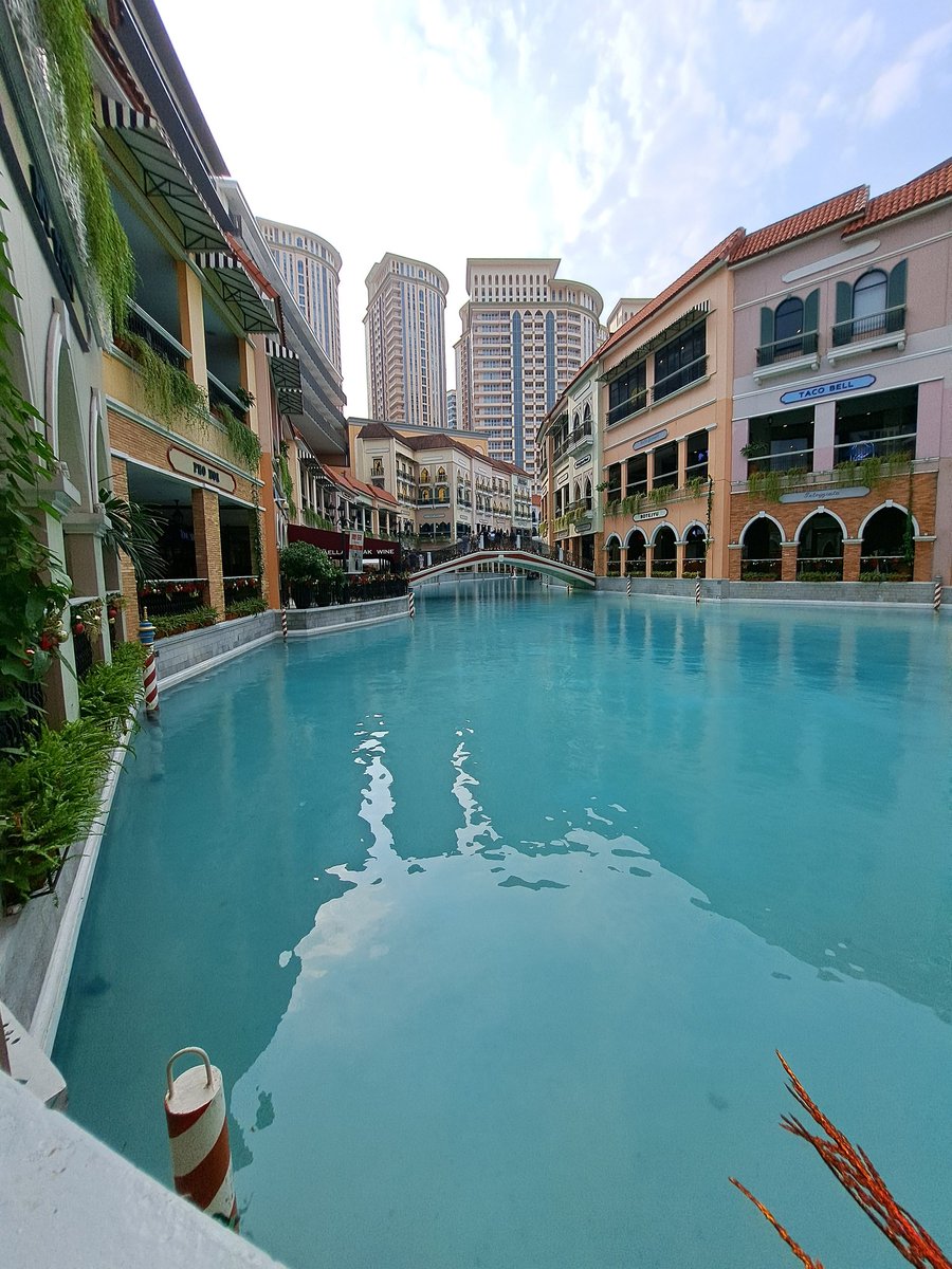 muchos241's tweet photo. First time here 
#Venicegrandcanalmckinley https://t.co/M2FW4Qv1ss