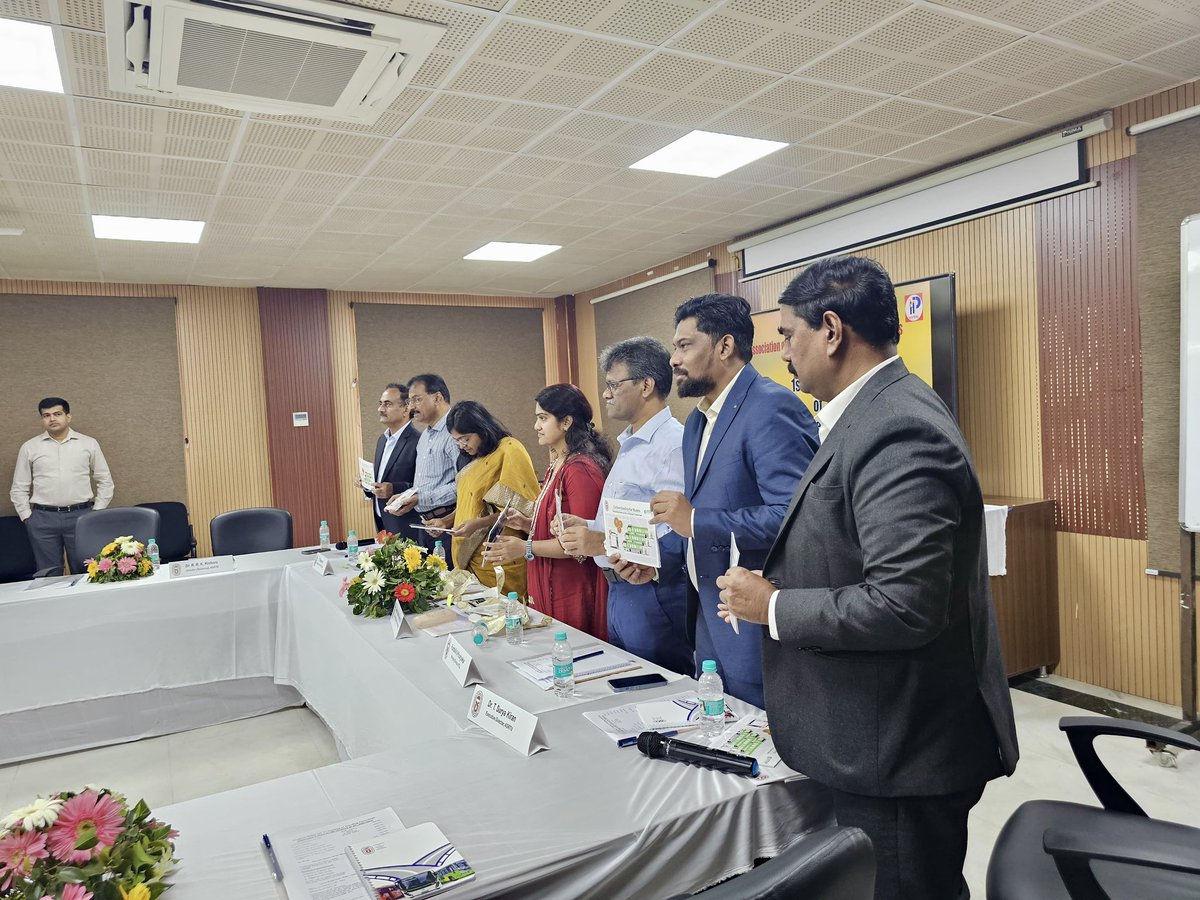 JsivaUrbantranz's tweet photo. Pleased to share the Carbon Credit Guidebook for #STUs in India, created by @ITDPIndia & #ASRTU. It helps STUs, SPVs & ULBs use carbon credits from e-buses for financial sustainability.
#CarbonCredits #ElectricBuses #SustainableTransport https://t.co/cZQBo8GSCX