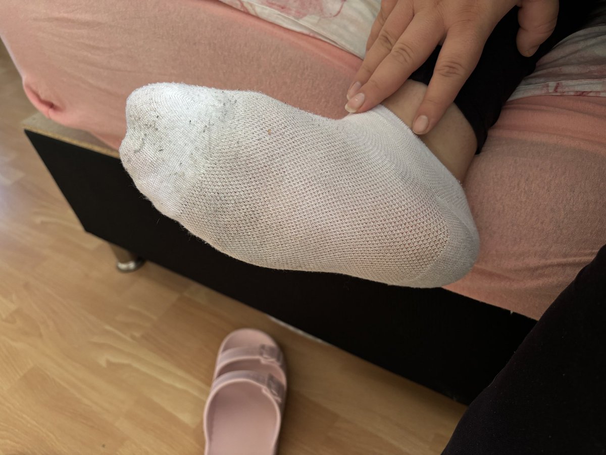 Tag 2 von voraussichtlich 4 😛🦶 
Wer von euch hurensöhne will sie haben ? 
Ihr dürft schonmal Anfragen 😈💦 

#findom #geldherrin #geldsklave #Feet #füße #fetisch #paypig