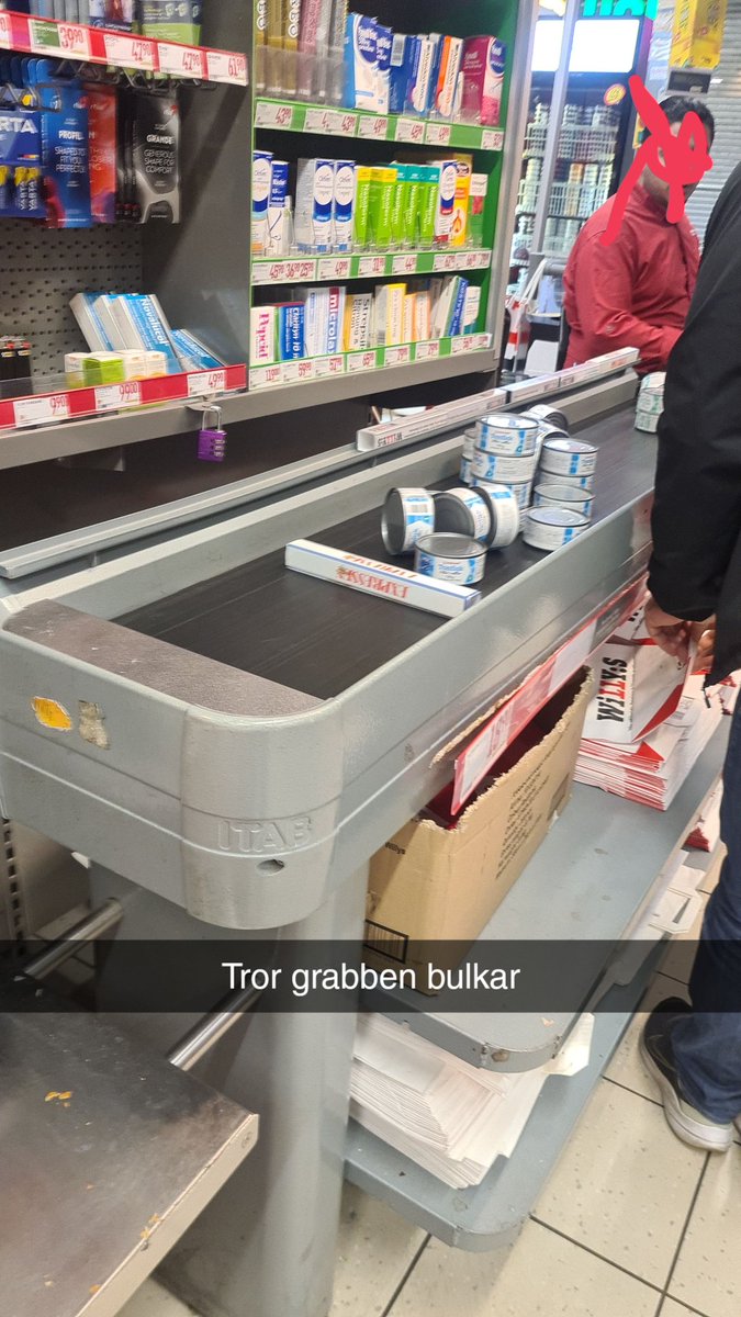 DrakensGrotta's tweet image. Bevittnade just en man köpa tonfisk för 850kr. Det på bild är enbart en bråkdel.