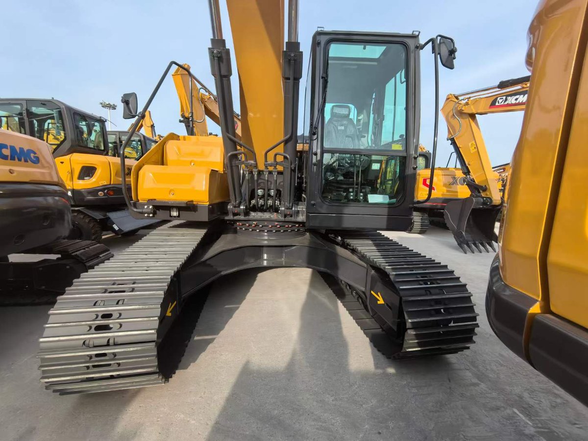 JaminaLiu's tweet photo. XCMG 20 Ton Crawler Excavator XE200GA with Cummins Engine #XCMG #XE200GA #SINOMADA #EXCAVATOR https://t.co/pmFQEBG872