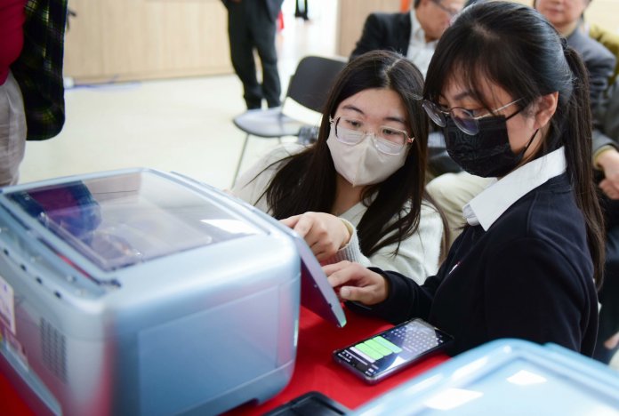 SpinQ_Lab's tweet image. SpinQ has partnered with Taiwan&apos;s Chung Yuan Christian University to enhance quantum computing education. This collaboration aims to integrate practical quantum technology into academic programs, empowering students with hands-on experience in the field. 
#QuantumComputing #SpinQ