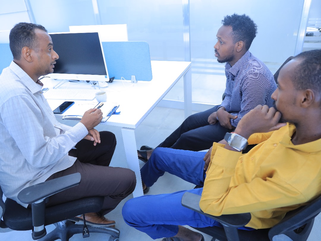 FdedFded1's tweet image. Hier, le FDED a passé une journée incroyable à échanger avec de jeunes entrepreneurs lors des permanences du FDED. Leur énergie et leurs projets innovants sont une véritable source d&apos;inspiration ! 
 #entrepreneuriat #FDED #jeunesentreprises #CLE