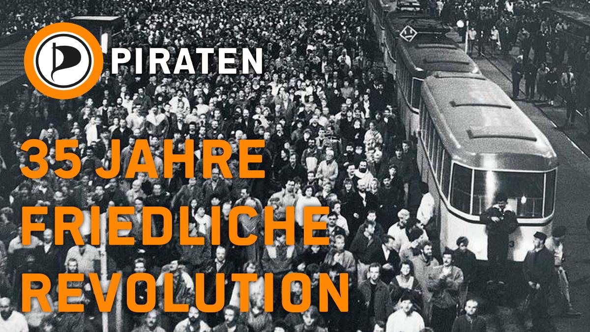 Vor 35 Jahren, am 9. Oktober 1989, begann in Leipzig die friedliche Revolution. Die Montagsdemonstrationen standen für Mut, Freiheit und Demokratie. Ein starkes Erbe, das uns heute erinnert: Unsere Freiheit ist kostbar und darf nie selbstverständlich sein. #FriedlicheRevolution