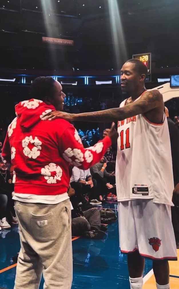 Remy_Jac's tweet photo. @JCrossover @Therealkiss NY Legends ! 🏀🎤🗽 #UndergroundLegends #Knicks https://t.co/D9AkXTt8tf