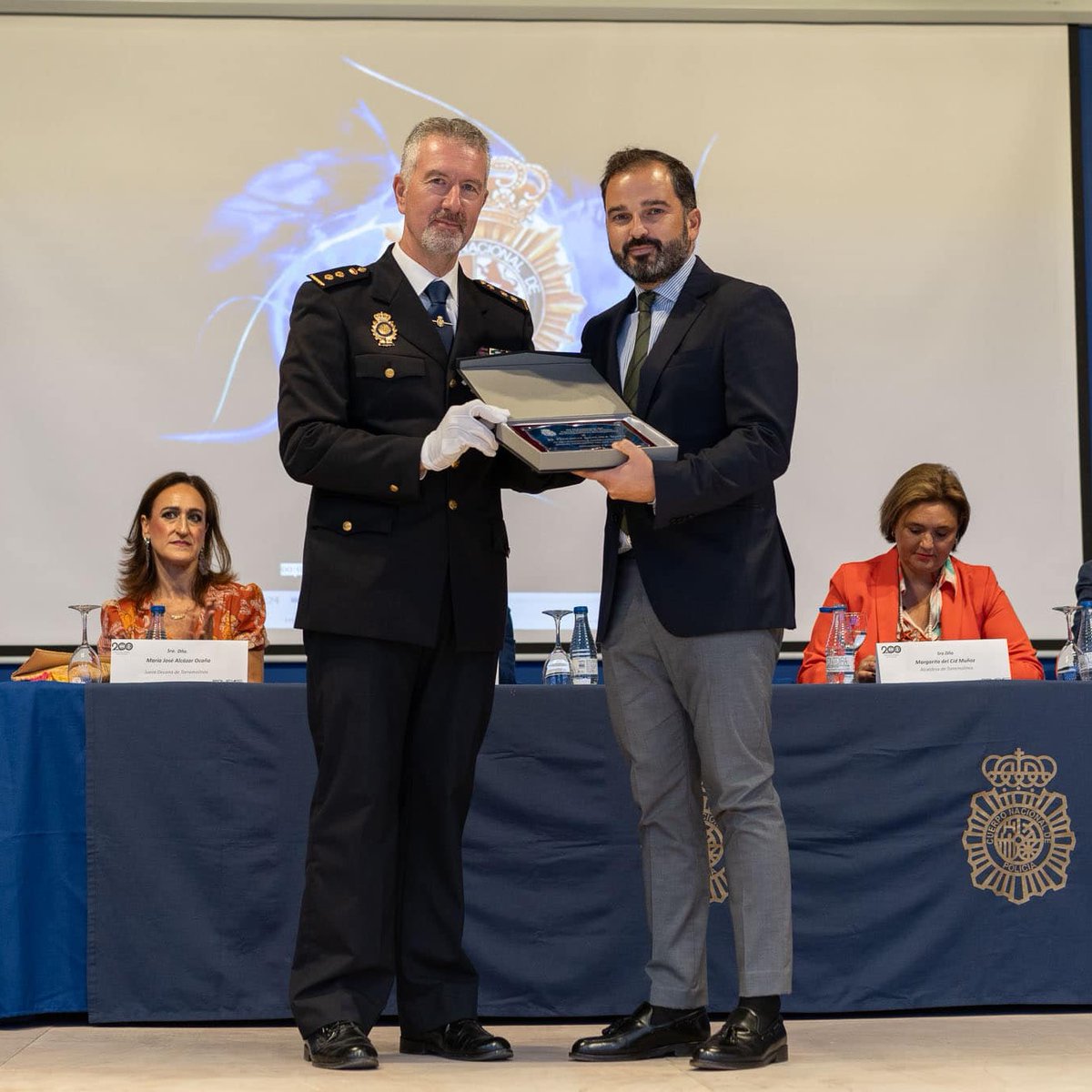 segurisur's tweet photo. Hace unos días estuvimos con la Policía Nacional de Torremolinos y Benalmádena celebrando la festividad en honor a su patrón, los Santos Ángeles Custodios. Recibimos una placa de reconocimiento donde nos agradecen la colaboración con dicha institución. https://t.co/V7hMREHnPU