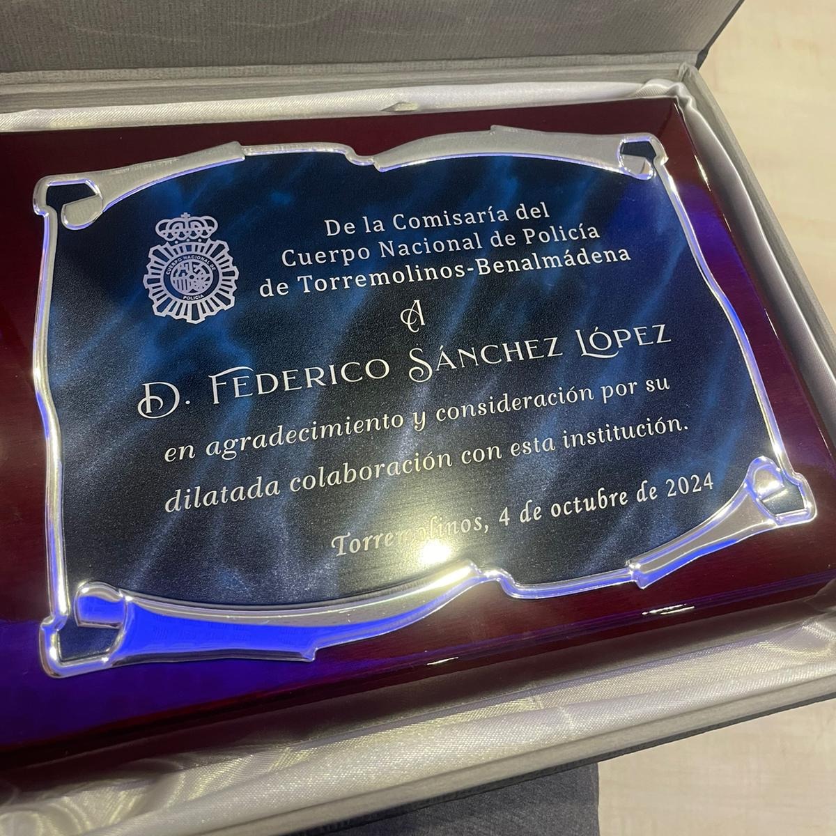 segurisur's tweet photo. Hace unos días estuvimos con la Policía Nacional de Torremolinos y Benalmádena celebrando la festividad en honor a su patrón, los Santos Ángeles Custodios. Recibimos una placa de reconocimiento donde nos agradecen la colaboración con dicha institución. https://t.co/V7hMREHnPU