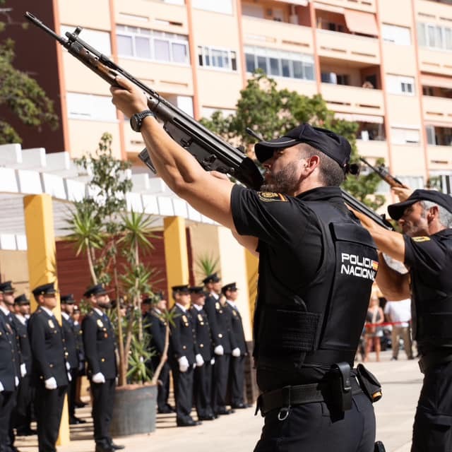 segurisur's tweet photo. Hace unos días estuvimos con la Policía Nacional de Torremolinos y Benalmádena celebrando la festividad en honor a su patrón, los Santos Ángeles Custodios. Recibimos una placa de reconocimiento donde nos agradecen la colaboración con dicha institución. https://t.co/V7hMREHnPU