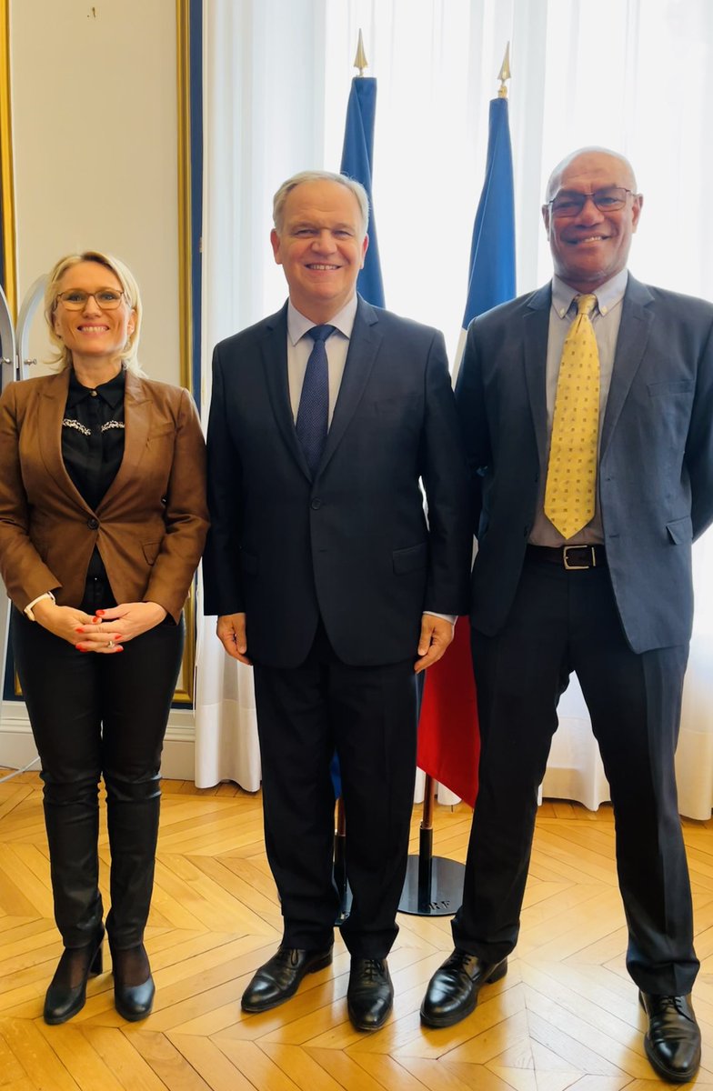 Ruffenachvirgi1's tweet photo. Dernier rdv avec @fnb_officiel. Demande aide d’urgence pour la #NouvelleCalédonie. Mais, aujourd’hui encore incendies partout donc priorité: l’ordre public et mettre hors d’état de nuire ces délinquants sans foi ni loi qui brûlent notre pays et terrorisent la population. https://t.co/Eh4JYyGvYh