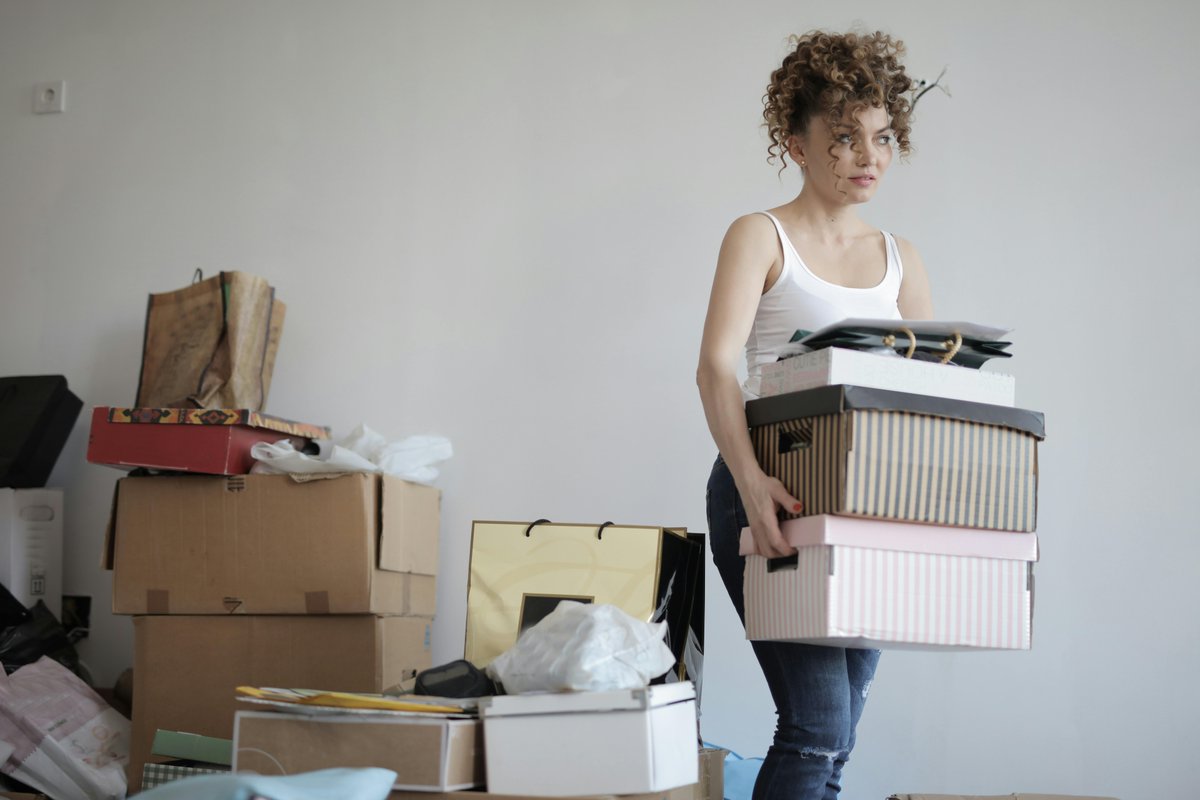 ManandV4n's tweet image. Top decluttering tip: Create three piles – keep, donate, and toss! 🗂️
Need help transporting the toss pile? Man and Van App has got you covered. Start decluttering today! 🧹
#ChristmasPrep #DeclutterChallenge
Photo by Andrea Piacquadio