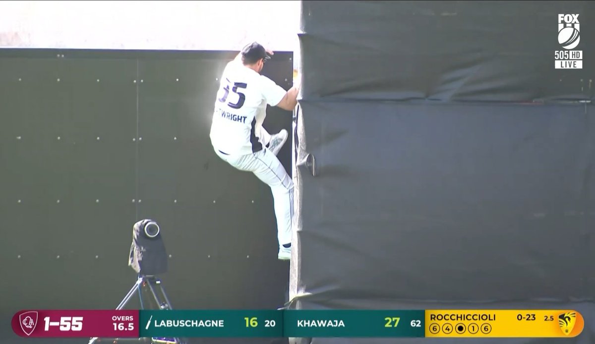 stuwhy's tweet photo. I see WA are trialing a new fielding set up this Shield season #WAvQLD https://t.co/3uVon5dxHg