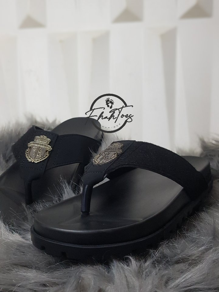 fhatoh_s's tweet photo. Your new favourite pair of slippers is just a click away..dm for yours 

18k https://t.co/ThvfHnFPQv