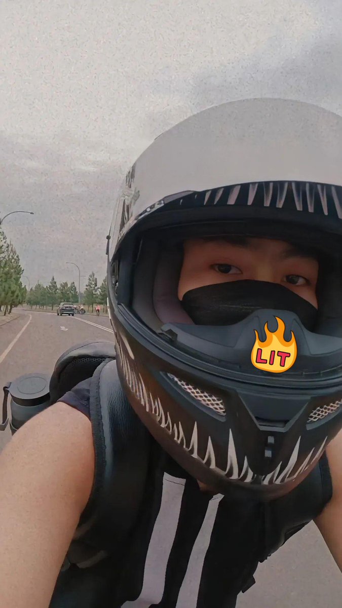 hyperboyyyyy's tweet photo. Sedikit cape ditabrak gabut, kesenggol overthinking, keserempet insecure, kepontang-panting keadaan dan cedera diseleding ekspetasi. https://t.co/Qx8xEbSFFw