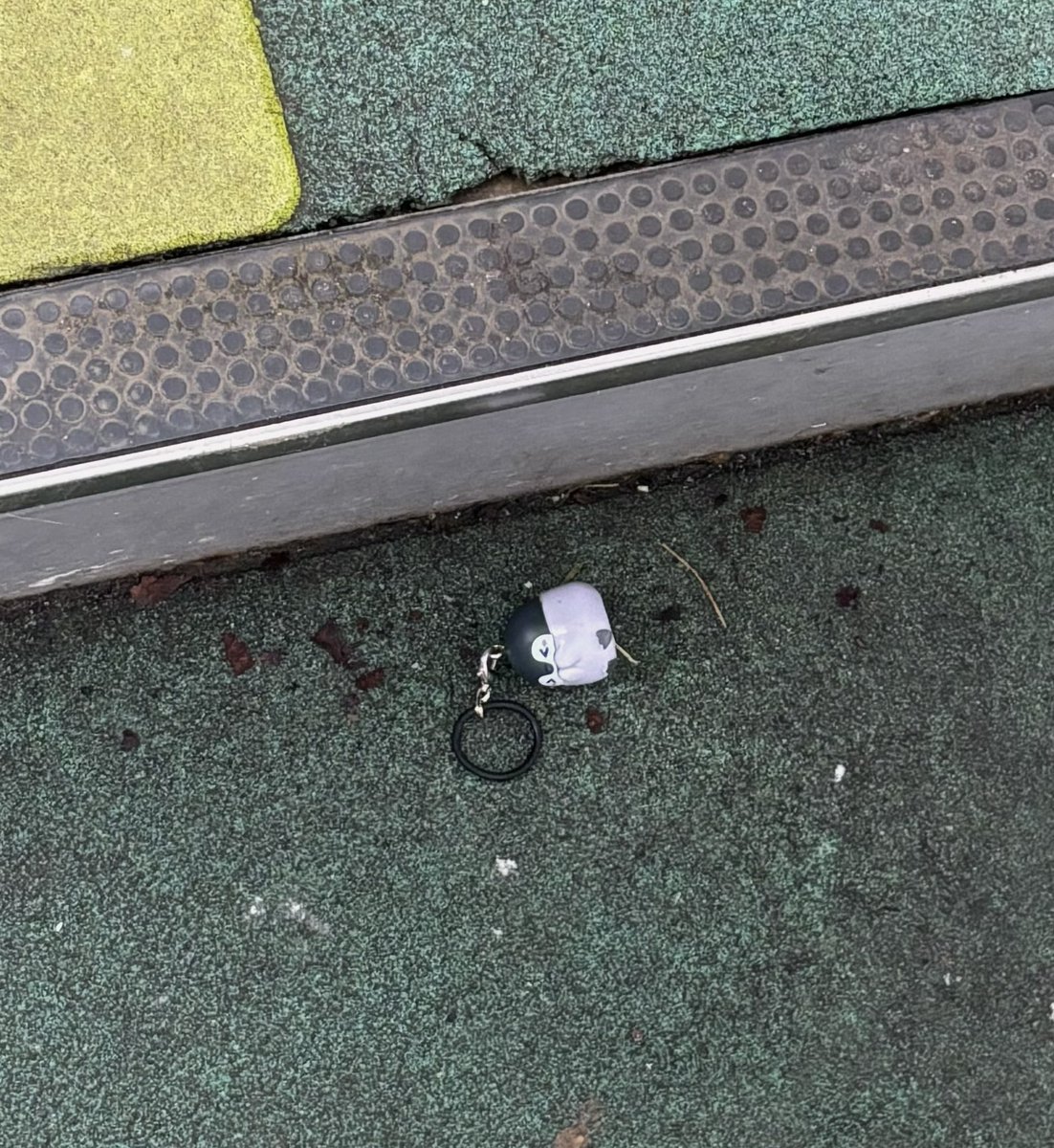 numb_fit's tweet photo. またジムで傘盗まれた😭
しかも目印で付けてたコウペンちゃんが駅に捨ててあった
なんでそんな酷いことができるん？一生筋分解してろ！ https://t.co/UITQnZKjae