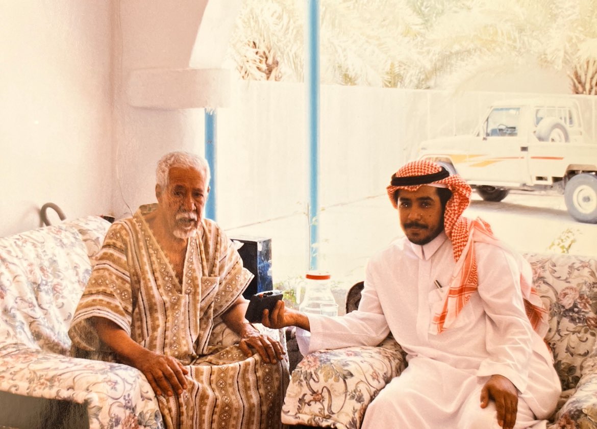 AlOdhibii's tweet photo. ( رجال المواصلات/عبدالعزيز الجفن 5️⃣)
تشرفت بإعداد المادة العلمية لموسوعة (المواصلات والاتصالات)في بعض مدن المنطقة الوسطى بمناسبة المئوية عام 1419 هـ وإعداد لقاءات مع الكثير من الشخصيات منذ عام 1417هـ 
🔺واليوم يسرنا تقديم حلقة مع الاستاذ/
عبدالعزيز بن منصور الجفن 
وكيل الخطوط الجوية السعودية في مدينة  بريدة 
((وقد قابلت العم عبدالعزيز في منزله العامر في بريدة على الرغم من معاناته صحّيا ذلك الوقت ))
🔺فالعم/عبد العزيز بن منصور الجفن
من أوائل من عملوا في الخطوط الجوية السعودية في مطار #بريدة
🔺ويقول أنه ولد في منطقة القصيم في مدينة بريدة عام جراب/1333 هـ
وكان ببداية عمله في بريدة يعمل في مركز التفتيش وكان الناس يسافرون إلى #سوريا و #مصر و #الأردن و #العراق ويستوردون أقمشة ودلال و مشالح ونحاس ويعرضوها في أسواق بريدة
(امتداد لنشاط العقيلات)
🔺ويقول ضيفنا انه ذهب إلى #الرياض وقابل الاستاذ/محمد الذيب وعمل عنده في مطار #الرياض براتب قدره 700 ريال
وأمضى فترة فعاد يعمل في مركز التفتيش في بريدة شارع الخبيب
حيث كانت الإبل تأتي محملة من #الشام باقمشة و رز و قطن وتصل لبريدة ويتم تفريغها بعد تسجيلها في مركز التفتيش وتسجيل أسم المكان الذي جُلبت منه البظاعة
وقد تم تطوير هذا المركز وبعد ذلك 
🔺تم افتتاح مكتب الخطوط السعودية عام 1373هـ
وكان هناك شخص يسمى( باعثمان ) يعمل مندوب للخطوط السعودية وزار بريدة فصحبه ضيفنا العم عبدالعزيز للسلام على الامير/عبدالله بن مساعد
وعندما دخلا قال الأمير للزائر باعثمان
بأن هذا الشخص ويشير للعم
عبد العزيز كان يعمل في مطار الرياض فأعطوه وكالة مطار بريدة
لانه كفو ويستاهل
فأصبح العم عبدالعزيز الجفن وكيل للخطوط السعودية في بريدة
ووظيفته تنحصر في كل ما يتعلق بالطائرة وشؤونها
🔺وعن عمله في الرياض قبل قدومه إلى بريدة يقول عملت بالرياض من عام 1368 حتى1372 هـ مراقب على مطار الرياض بأمر من الملك عبد العزيز
ثم صدر الأمر بتعيينه مفتش في مطار بريدة
🔺موقع مطار بريدة
مطار العكيشة/ يقع شمال بريدة 
وهو ترابي وأول طائرة هبطت في مطار بريدة عام 1373 هـ
ثم قامت المنشآت حول المطار فرفض الطيارين الهبوط لصغر حجمه وخطورة الوضع 
فأصبحت الطائرات تهبط في #عنيزة لفتره ويقول ضيفنا كنا نذهب إلى عنيزة ونجهز الطائرة إذا جاءت ويستلمون البريد فيعودوا مرة أخرى
 🔺وعند البحث عن موقع للمطار البديل يقول ضيفنا
في يوم من الأيام ذهبت مع اثنين من الزملاء الى طريق #حائل وهم
 صالح الدخيل
وصالح العدل
فوصلنا مكان يسمى ((قاع قناص )) وهو مكان صالح للمطار ووجدوا الاستاذ إبراهيم الطاسان الذي كان لديه علم بمشاكل مطار بريدة فتم اختيار ذلك الموقع للمطار فقاموا بمساواته بواسطة البراميل وتخطيطه بمادة الجص
🔺وكانوا ينتظرون الطائرة فلا تصل بسبب سوء الأحوال الجوية فيعودوا لمنازلهم
ولم يكن هناك دوام ثابت فالدوام على حسب قدوم الطائرة فقد تأتي بوقتها أو متأخره وقد لا تأتي بسبب عوامل الجو 
🔺وعندما زار الملك عبد العزيز بريدة نزل في مطار بريدة وكان الجو أمطار فتأخر نزول الطائرة حتى نشفت الأرض وتحسنت حالها فهبطت الطائرة
🔺ولم يكن في مطار بريدة مباني
ويوجد خيام للجلوس وخيمة للحراس لحراسة البنزين الموجود
وهناك خيمة كبيرة للإستقبال 
وإذا أقلعت الطائرة ينتهى العمل إلا إذا كان هناك طائرة أخرى سوف تأتي
🔺وقد يكون هناك عواصف فيحصل للطائرة ضياع فتهبط في #البحرين أو #الظهران بدل الرياض
🔺ومن المواقف الصعبة التي تواجههم في مطار بريدة
أن الطائرة تأتي من #جدة ثم المدينة ثم حائل ثم بريدة وتكون مليئة بالركاب فلا يقبل قائد الطائرة سوى 3 ركاب والمطار مزدحم بركاب يرغبون  السفر مما يوقعهم كادارة بحرج 
🔺وكانت أجرة الراكب من بريدة للرياض 50 ريال وإلى حائل 40 ريال وإلى المدينة 50 ريال
ونوع الطائرة (داكوتا )وهي صغيرة تقل 26 شخص فقط
🔺ويتم تقديم وجبة للقادمين من جدة
اما من بريدة إلى الرياض فليس هناك وجبة لقرب المسافة
وتستغرق الرحلة من بريدة إلى الرياض
45 دقيقة 
🔺وهناك طيارين سعوديين مثل
1/حمزة طرابزوني(مدير الخطوط)
 2/مالك ترنتري
3/أحمد مطر
🔺ومن المواقف يقول العم عبدالعزيز ركبنا الطائرة من جدة إلى المدينة متوجهين الى حائل فتغير مسار الطائرة (ضاعت )وظلت الطريق الصحيح وخافوا أن ينفذ البنزين وإذا هم يرون البنيان ومزارع فاراد الطيار الهبوط في الموقع وتجمع أهل القرية فلم يستطيع الهبوط لتجمع الناس وبعد ذلك ابتعد الناس فتمكن من الهبوط فأكرمهم اهل المدينة (مدينة بقعاء ) بمنطقة حائل ثم واصلت الطائرة مسيرتها الى مدينة حائل
🔺توفي العم/عبدالعزيز الجفن عام 1424 هـ رحمه الله ووالدينا والمسلمين 🤲

@Burydh_news 
@einalqasim 
@EyeOfRiyadh 
@burydahprojects 
@Buraydah
@Mansour_Aljafen
  
@Musaad_j

@Metab_jafen