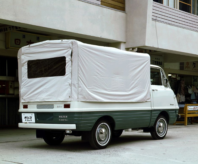 GilAutomocion's tweet photo. ¿Sabías que #Mazda presentó su primera furgoneta pequeña, la #Bongo, en mayo de 1966? Este vehículo llevaba un motor OHV SA de 4 tiempos y 782 cc refrigerado por agua montado en la parte trasera. 🤓🚗😉

#FelizMiércoles #HistoriaMazda #GilAutomoción #Alcalá #torrejón #coches https://t.co/n7CCxWdexl