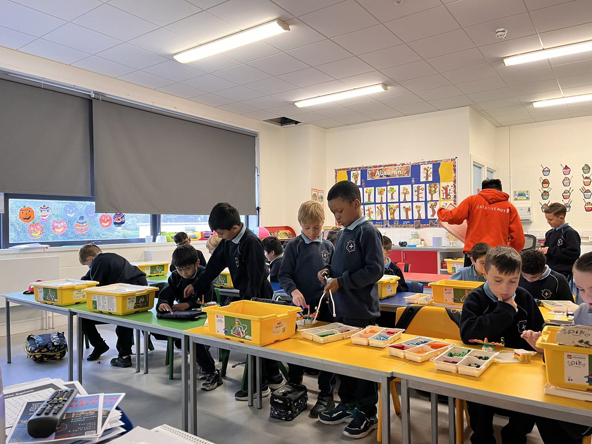 scoilbhrideb's tweet image. 1st, 2nd and 3rd Class had a blast yesterday making theme park rides with @Learnit_Ireland #awsincommunities 👏 #robotics #stem