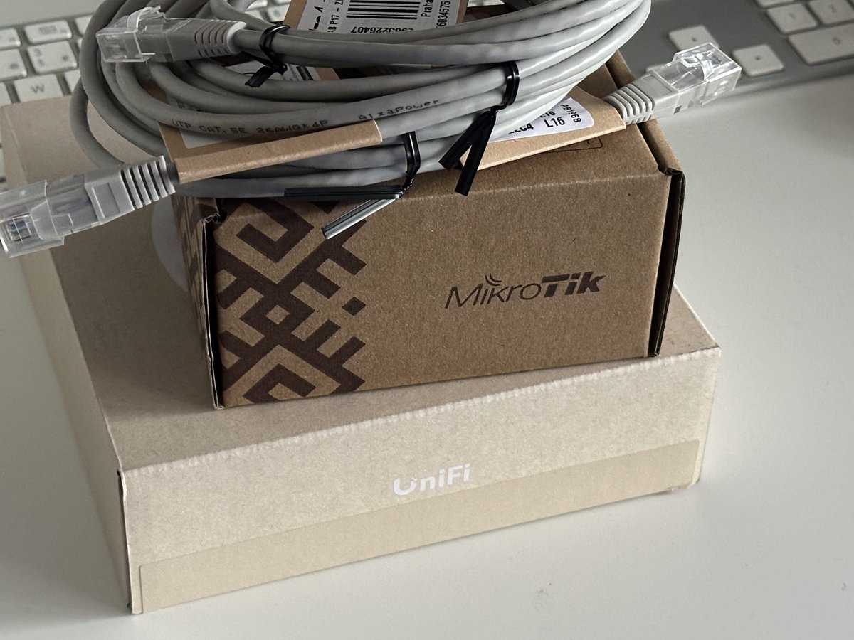 KutilDomaci's tweet image. Rozšíření domácí sítě dorazilo 🤩
Aneb #DnešníPošta
(Mikrotik RB750Gr3 & UniFi AP U6+)