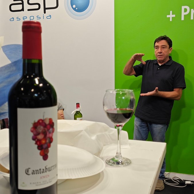aspasepsia's tweet photo. 🤟Éxito del primer encuentro exclusivo con #agricultores: Estudio de caso en el tratamiento con #ozono del viñedo de la Bodega Finca Cantaburros, de la mano de Gregorio Álvaro. 

🧐¿Eres agricultor y te gustaría asistir al próximo encuentro?  
https://t.co/RHW2MHMHlG https://t.co/vnPdq0MgLF
