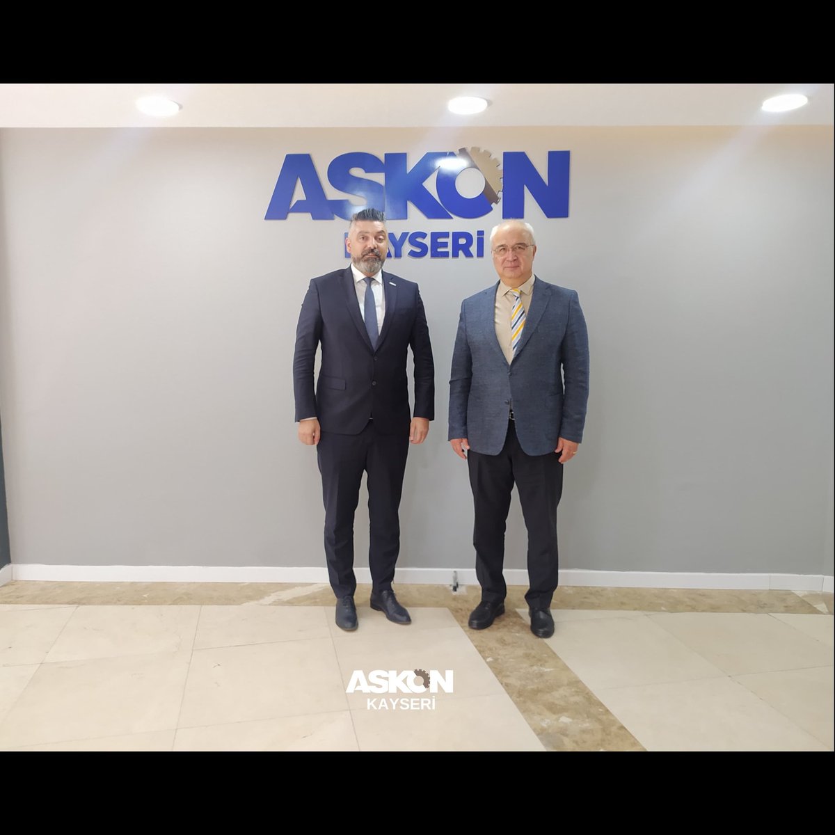 Melikgazi Kaymakamı Sn. Sedat Sırrı Arısoy’u iade-i ziyaretinde derneğimizde ağırladık. Kendilerine nazik ziyaretleri ve değerli sohbeti için teşekkür ederiz. 
#ASKONKayseri #Melikgazi