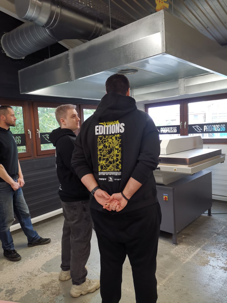 👀<a href="/TrilluXe/">TrilluXe</a> und <a href="/Segalson/">Segalson</a> haben ein Blick in die Produktion geworfen und sich alles genaustens angeschaut!
Was genau sie dort alles entdeckt haben, seht ihr schon sehr bald!⌛️🔥