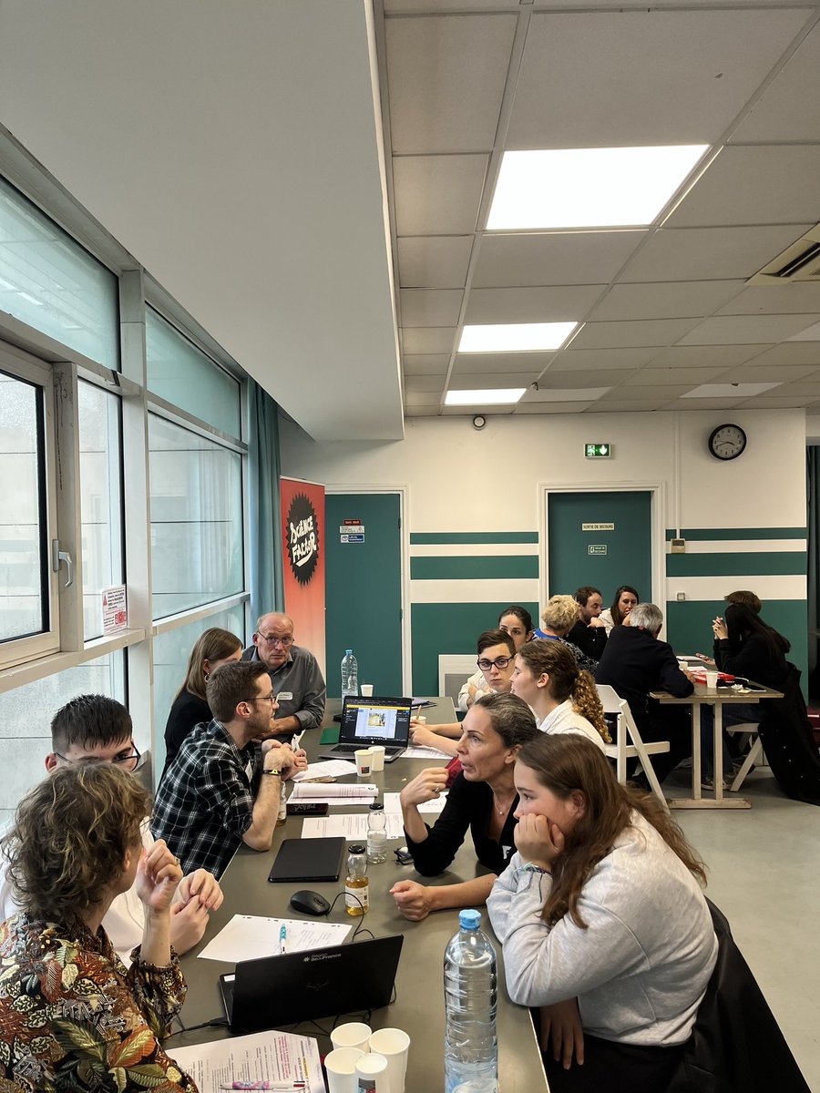 ScienceFactor's tweet photo. Ateliers d'accompagnement #ScienceFactor ! 🚀 
Présentation des équipes, rencontres avec les partenaires et les coachs, ainsi que planification du suivi. 
On plonge dans le vif du sujet avec les fiches d’objectifs et l'étude de marché. L'aventure entrepreneuriale commence ! 💡📊 https://t.co/a7o9HicmfV