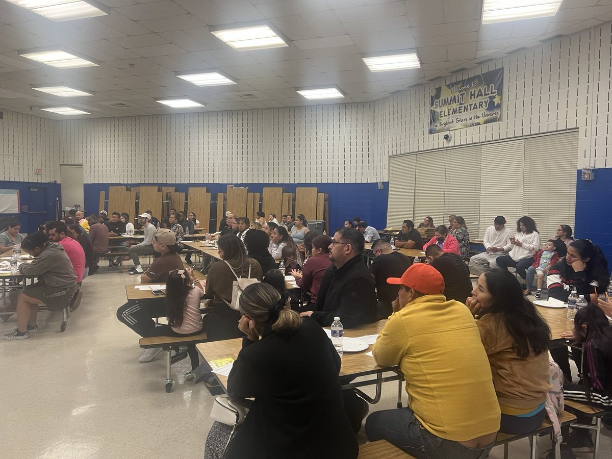 Great evening with our parents at Summit Hall ES! We had an evening of tasty pizza, lovely conversations, and sharing information and resources from title I, attendance, and the SIP at our school. The turn out was amazing and we all enjoyed very much! Thank you for joining us,