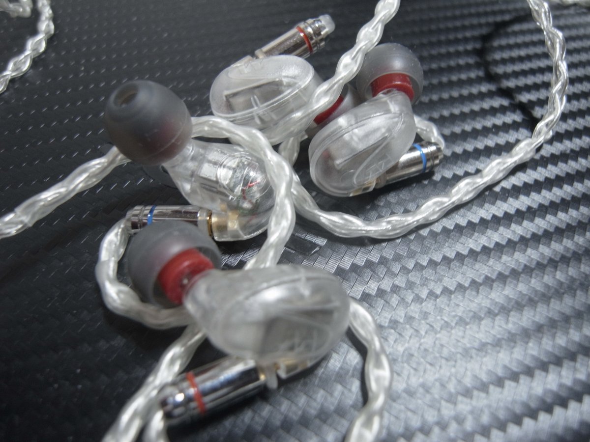 data0x00's tweet photo. 今日は #EmpireEars #Savage6 。これに抜かれるまで長年BAの低音番長として君臨した #Westone #UMPRO50 とイヤピを同じにして聞き比べ。UMPRO50は音が近くで鳴るので、Savage6とは違う迫力がありしかも疲れない。どっちも良いってこと。ビジュアルは圧倒的にSavage6。 https://t.co/RXzxAWUdLI