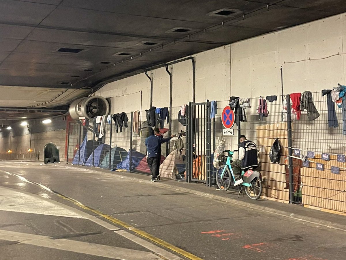 Paris. Une trentaine de jeunes survivent dans ces conditions : au bord de la route, derrière des grilles, à même le sol.

Certains sont dehors depuis 7 mois. Ils attendent leur audience devant le juge pour être reconnus mineurs et enfin confiés à l’Aide Sociale à l’Enfance.