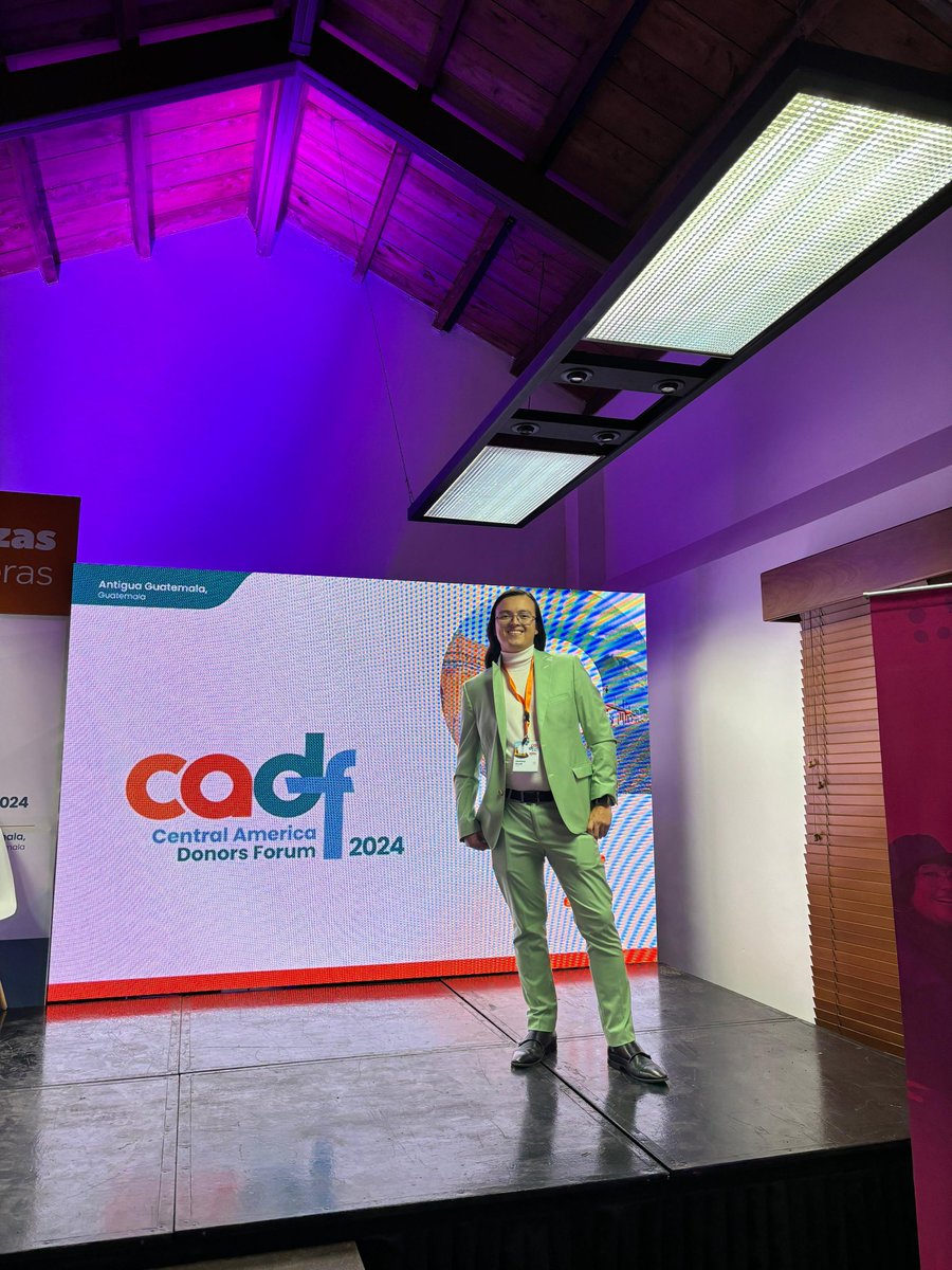 ChrisimovRos's tweet photo. Que elegancia la de 🇫🇷
En el 2do día del #CADF toco moderar un panel de activistas jóvenes 👧🏽🧑🏽🦱 que estan trabajando con educacion popular, tecnología y activismo ✊🏽 para romper las barreras y los tabúes en Salud Sexual y Reproductiva
#Movimientodejóvenes https://t.co/VO67MwA2Xi