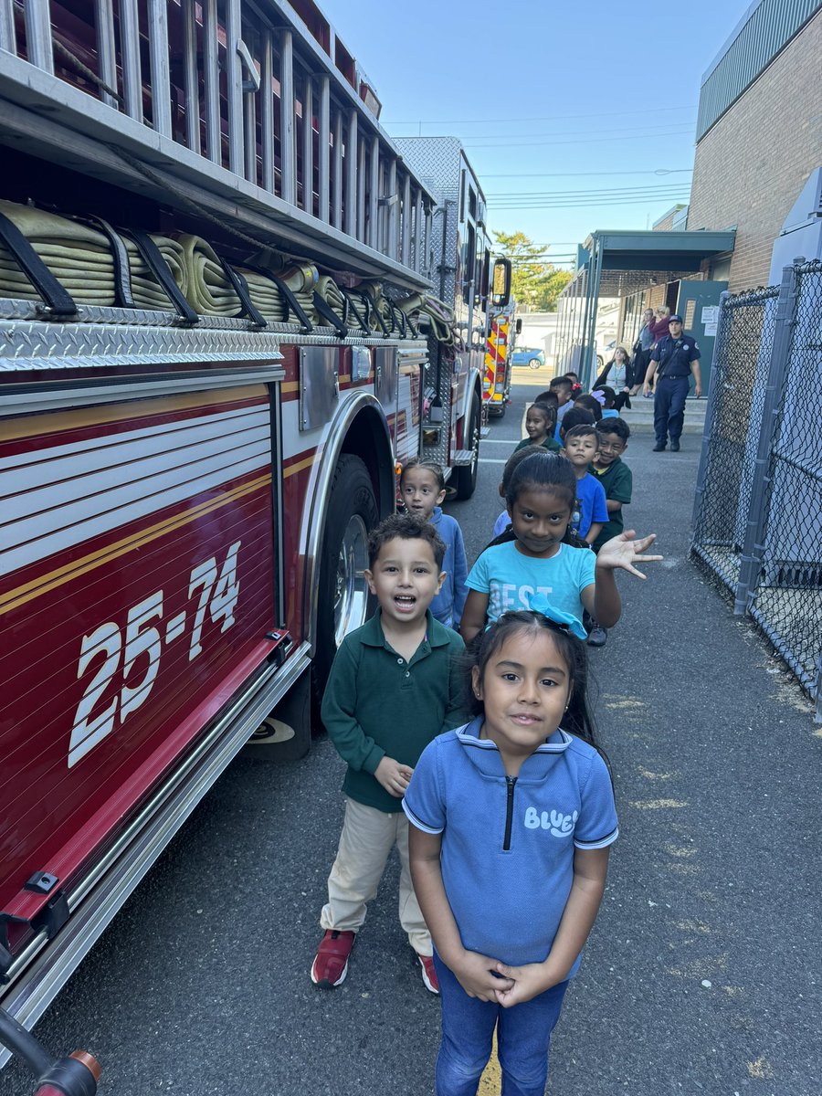yoly_meneses's tweet photo. Long Branch Firefighters came to Morris Avenue School ! 🔥 🏠 👨‍🚒 https://t.co/nne1nrnJJk