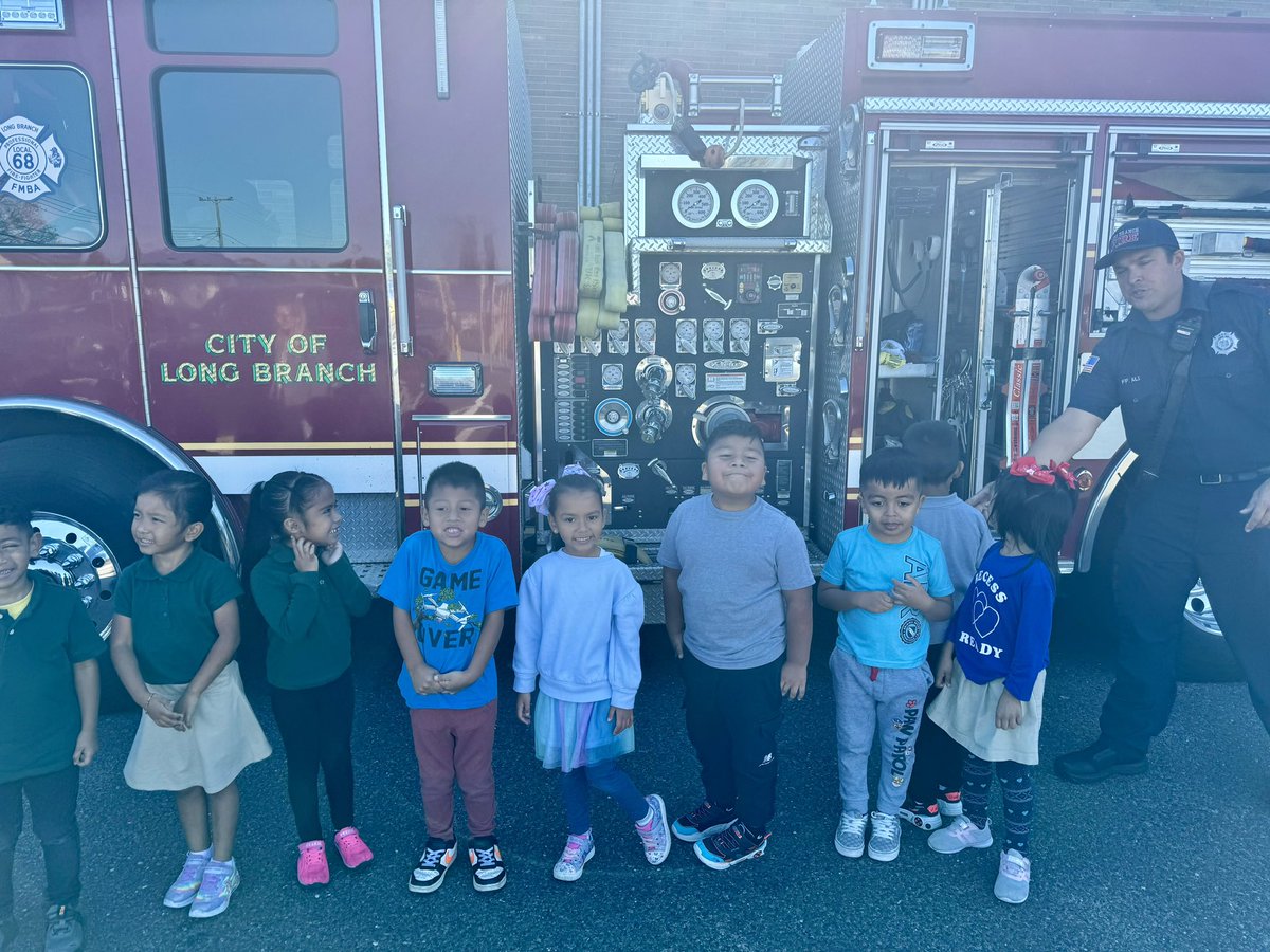 yoly_meneses's tweet photo. Long Branch Firefighters came to Morris Avenue School ! 🔥 🏠 👨‍🚒 https://t.co/nne1nrnJJk