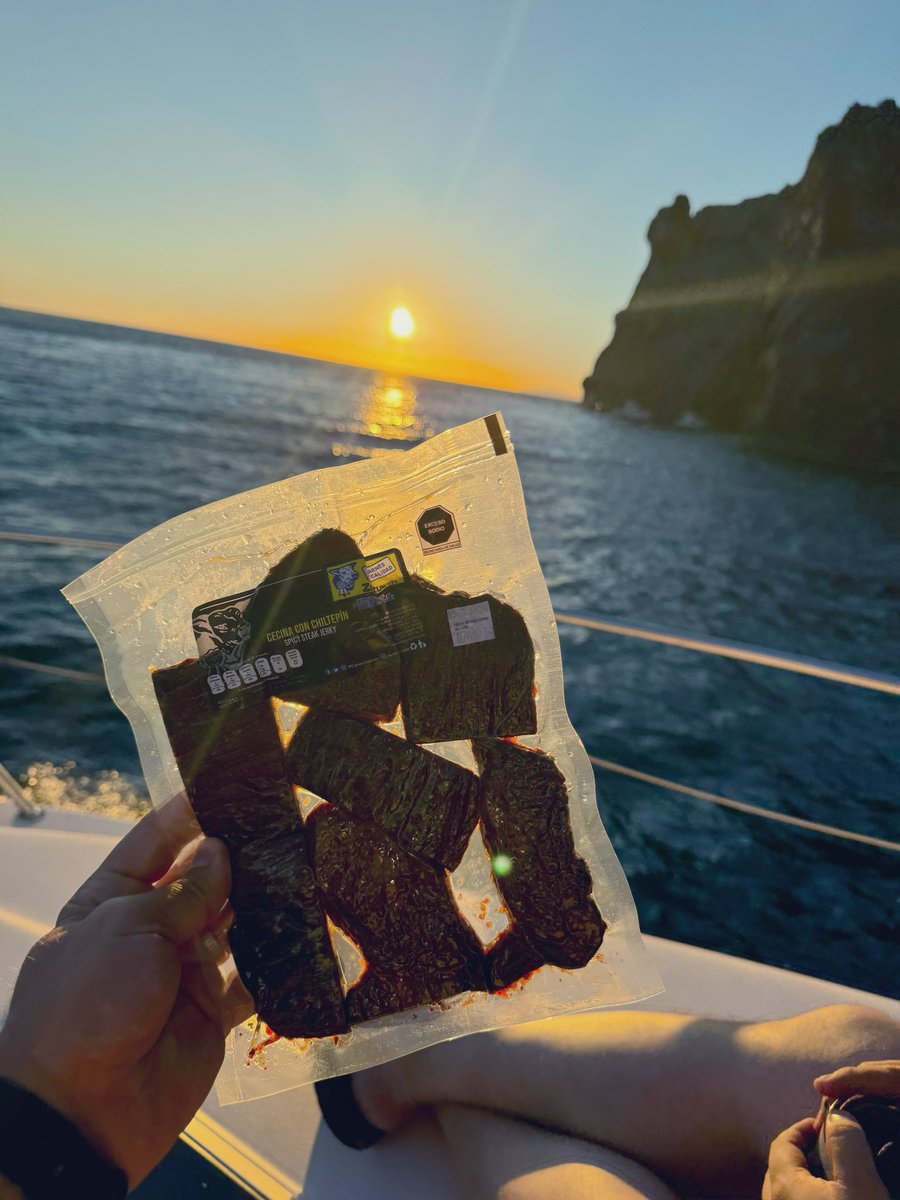 CarnesUsa's tweet photo. Cecina Zazueta presente en los mejores paisajes del Mundo 🌅 #sancarlos 🏖️ #cecinazazueta #carneseca envíos a todo Estados Unidos 🛒📦🇺🇸 msj / WhatsApp 
+1 737-224-1823 https://t.co/ingkBl7Zx9