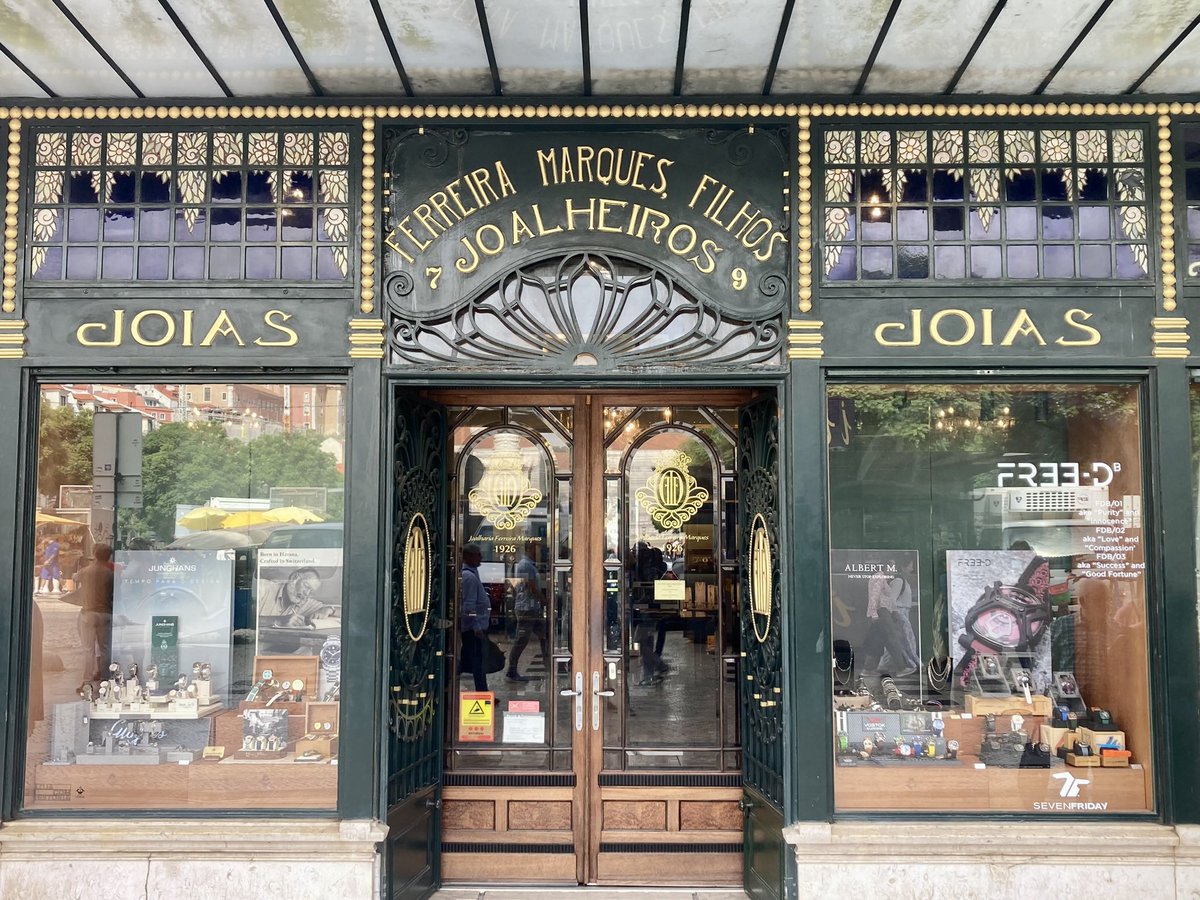 stuart_burnham's tweet photo. @anon_opin I was right outside where he buys Diana Rigg the ring only yesterday https://t.co/MVqNqWIi43