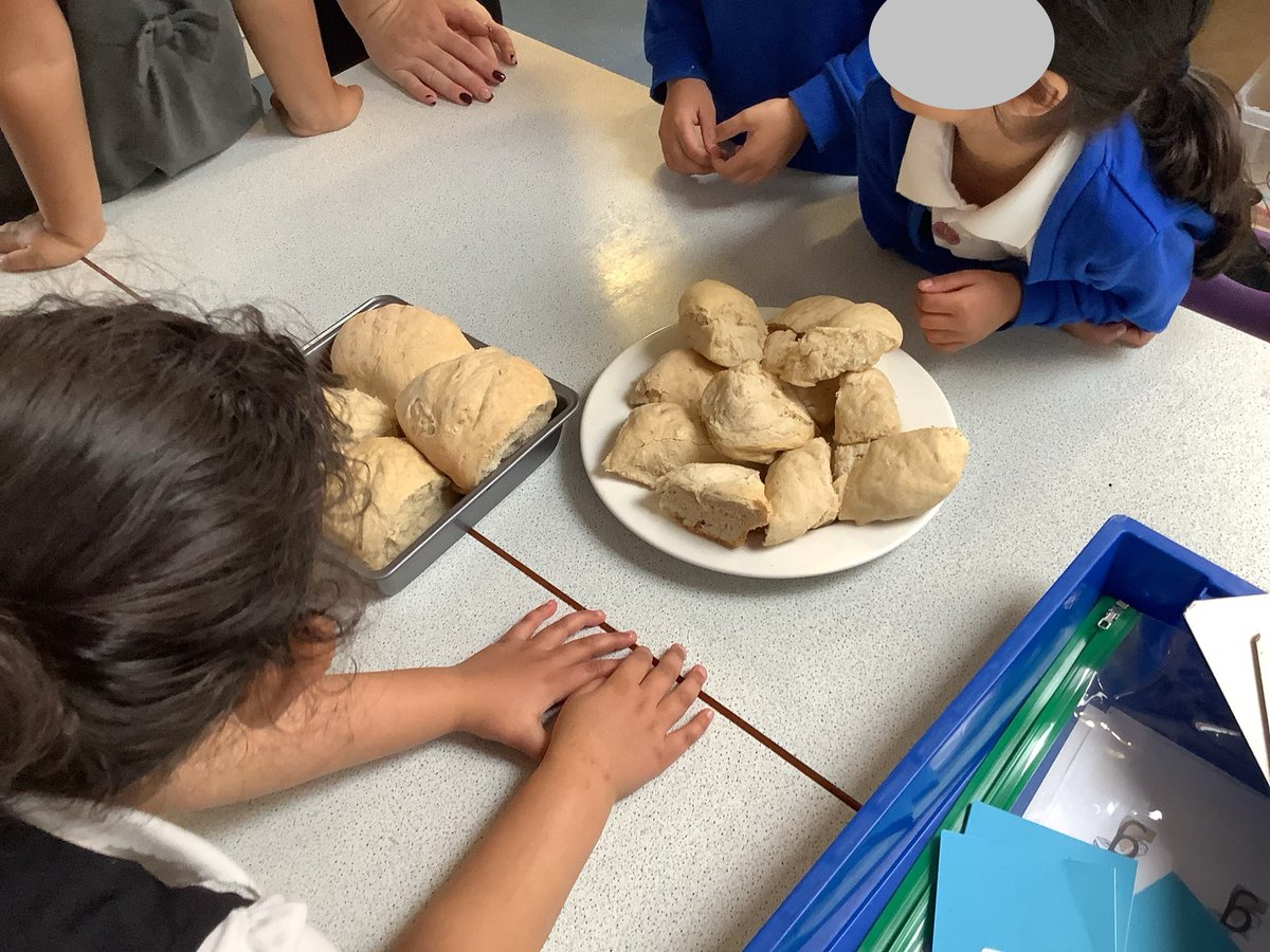 BoothroydAcad's tweet photo. EYFS have been busy this afternoon. Their final products look and smell amazing! @mrstrafford @MrBirkettBPA #eyfs #baking #excellence #curriculum https://t.co/w7yBiB2qn6